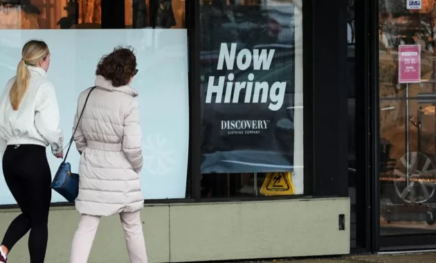 US Weekly Jobless Claims Rise, But Layoffs Remain Low Amid Iran War Uncertainty