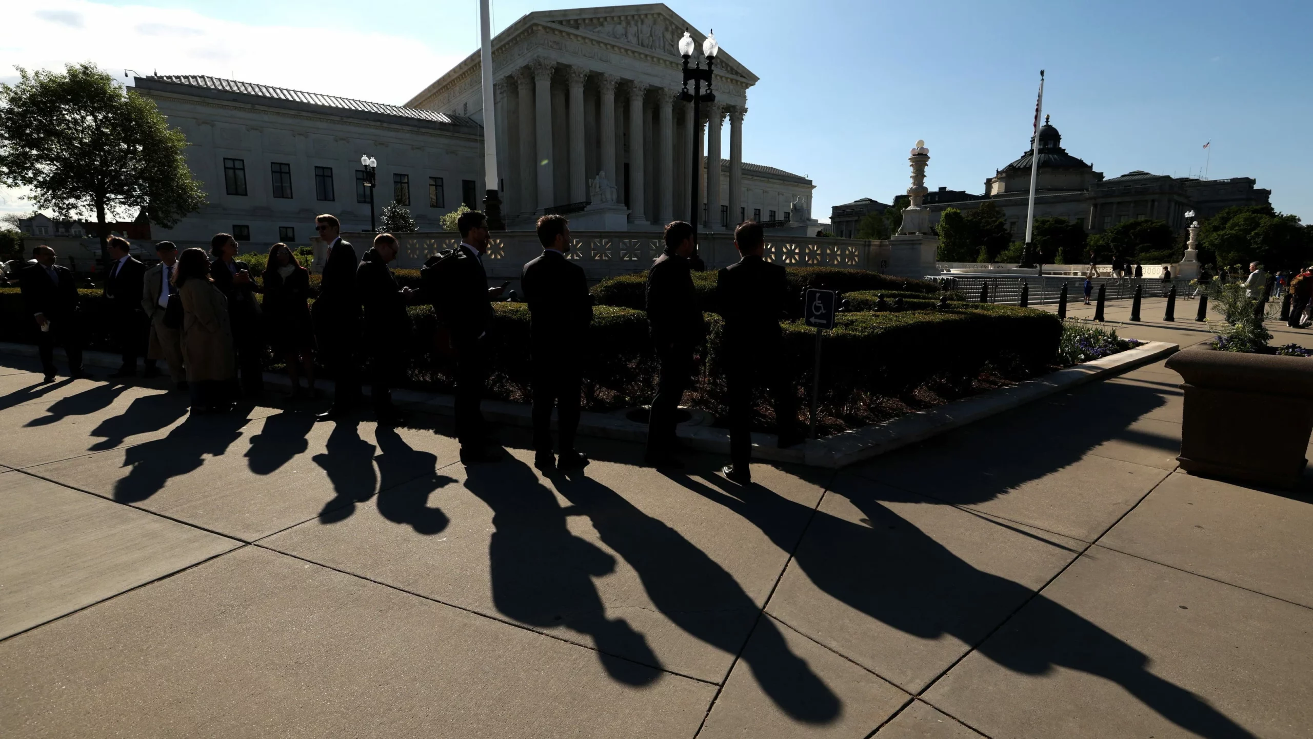 Court to Hear Challenge: Supreme Court Rules in Favor of FCC Over Wireless Carriers