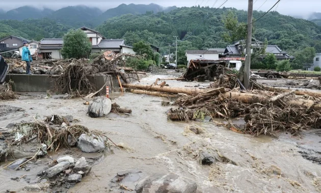 Heavy Rain Kills 4 in Japan [titlebase]: Torrential Downpours Leave Thousands Stranded