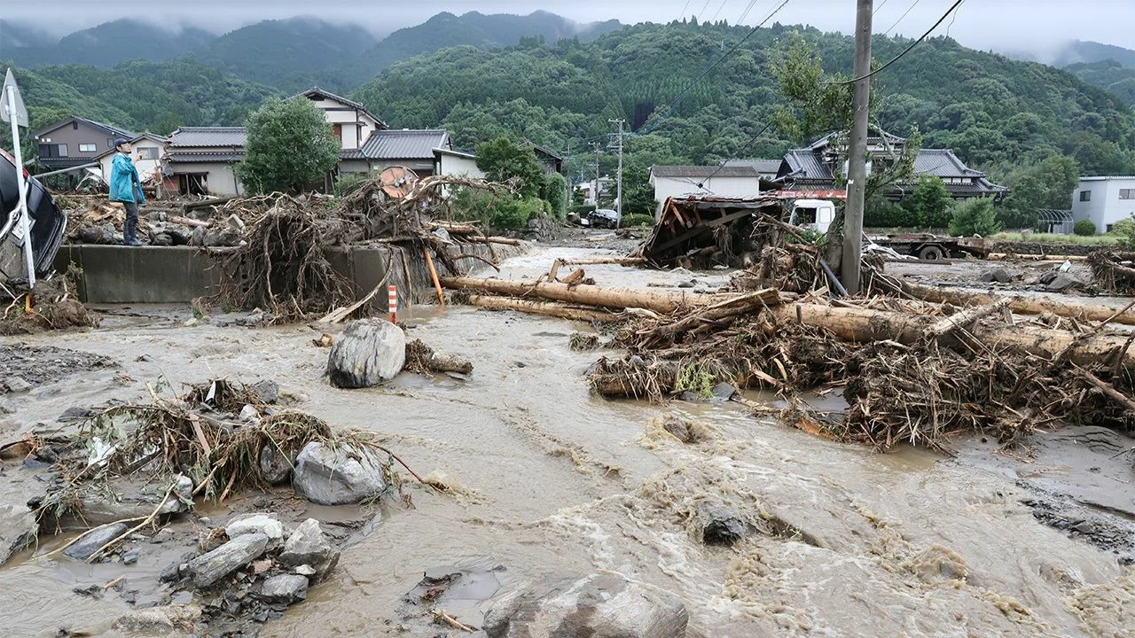 Heavy Rain Kills 4 in Japan [titlebase]: Torrential Downpours Leave Thousands Stranded
